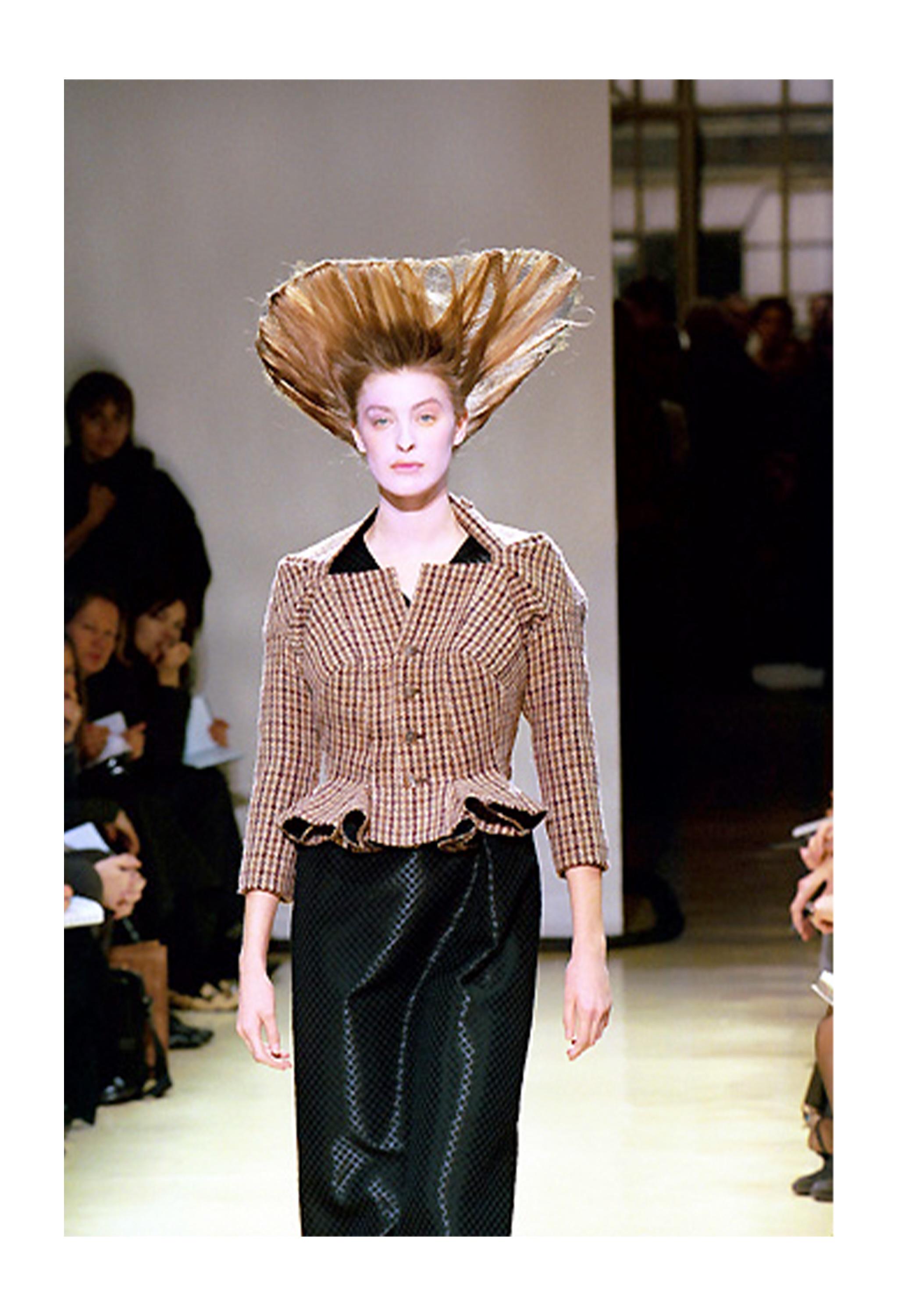 Resurrection Vintage a le plaisir de vous proposer une veste vintage en néoprène et jacquard floral gris de Junya Watanabe de la collection 1999, avec un col portrait, une fermeture éclair latérale courbée qui peut être défaite pour créer un effet
