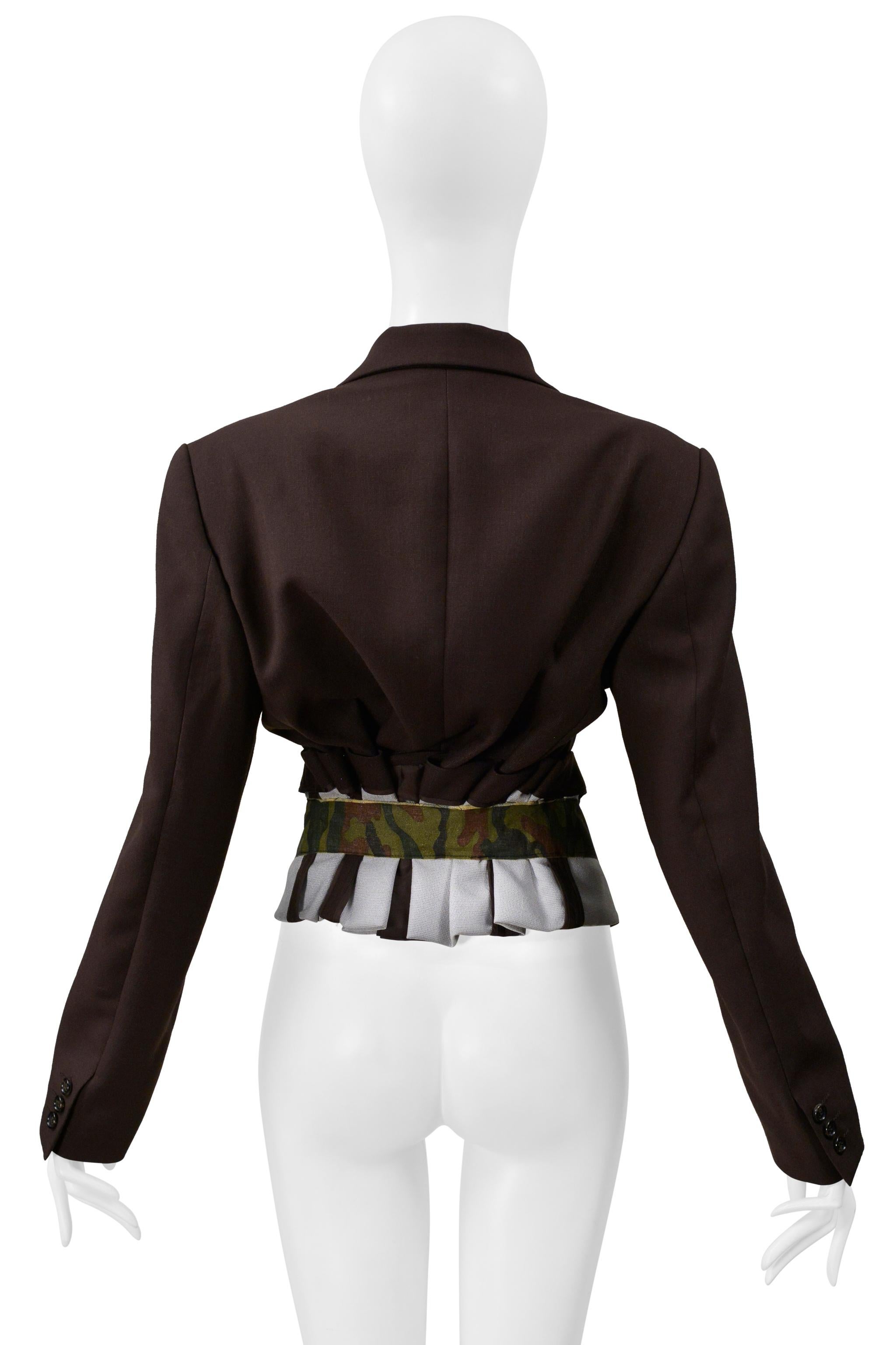 

Resurrection Vintage se complace en ofrecer una chaqueta vintage Comme des Garcons marrón de un solo pecho con ribete de camuflaje de la colección 2001, con la espalda fruncida, dobladillo plisado y corte recortado. 

Junya Watanabe
Talla: