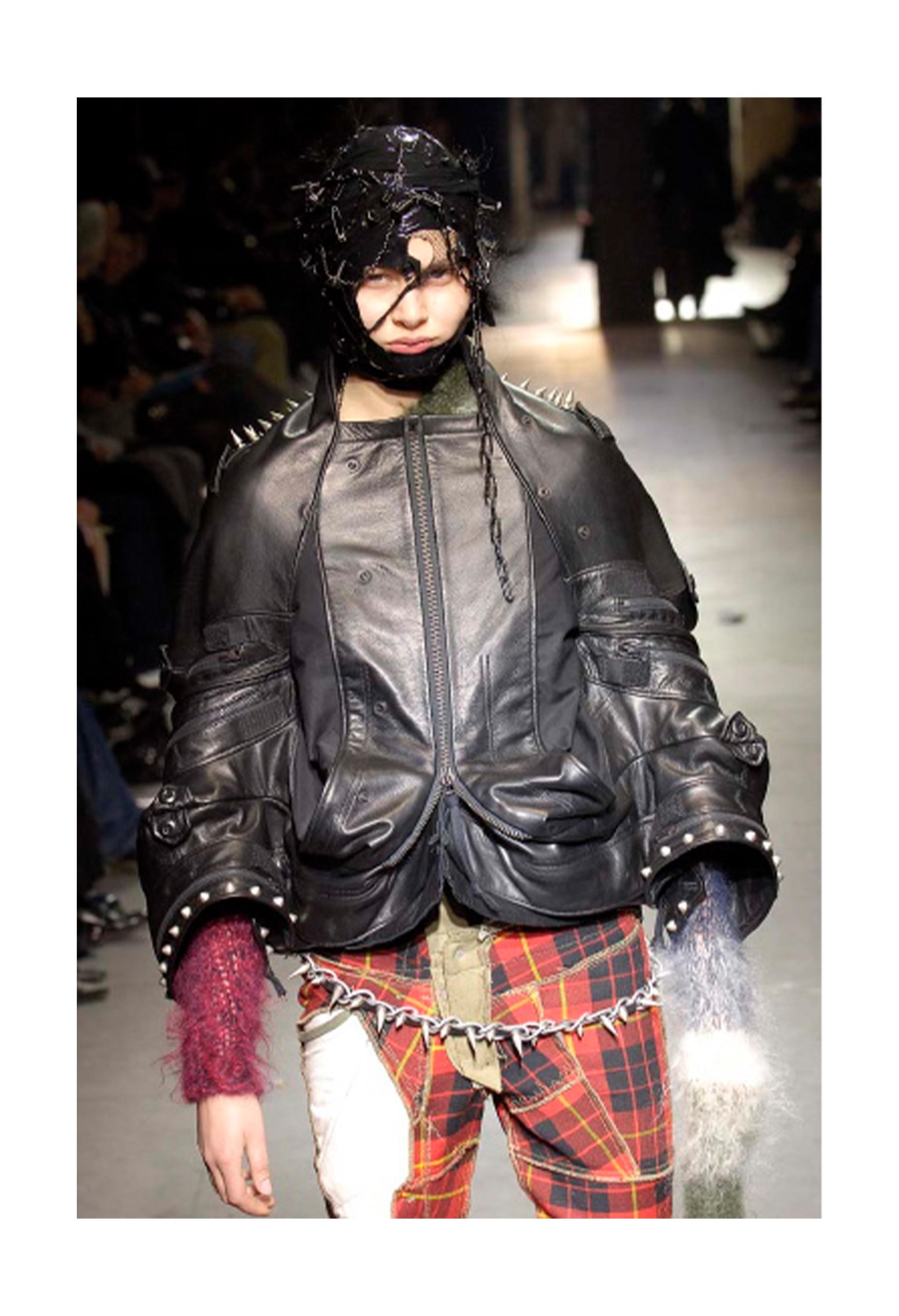 Resurrection Vintage a le plaisir de vous proposer une veste déconstruite en cuir noir Junya Watanabe for Comme des Garcons de la collection 2006 avec un col montant, une fermeture éclair inversée sur le devant, des fermetures éclair et des boutons
