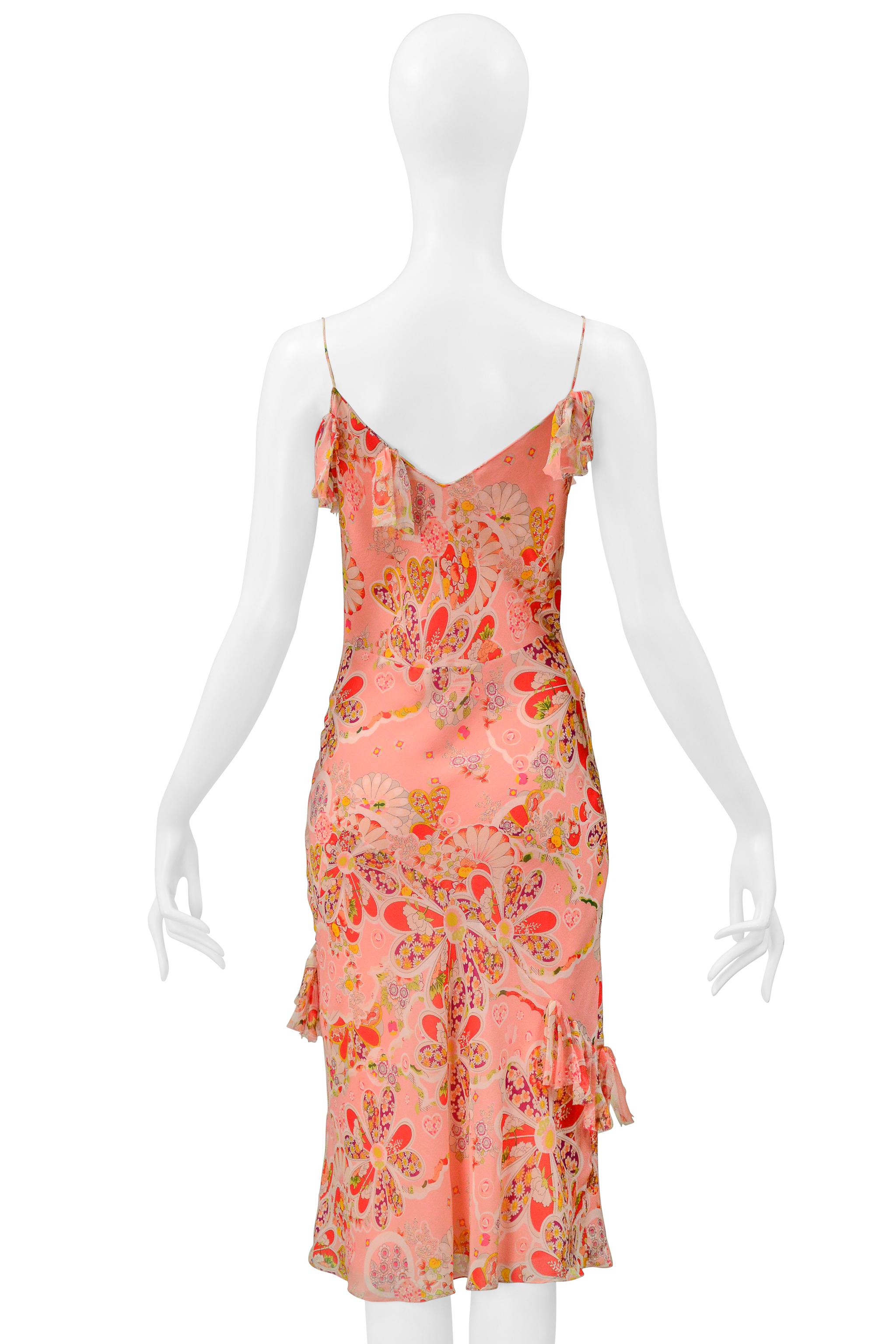 Resurrection freut sich, ein rosa, mit Blumen bedrucktes Vintage-Slipkleid mit Schleifen von John Galliano anbieten zu können. Es ist schräg geschnitten und besteht aus einer festen rosa Seidenunterschicht, die mit einem durchsichtigen rosa