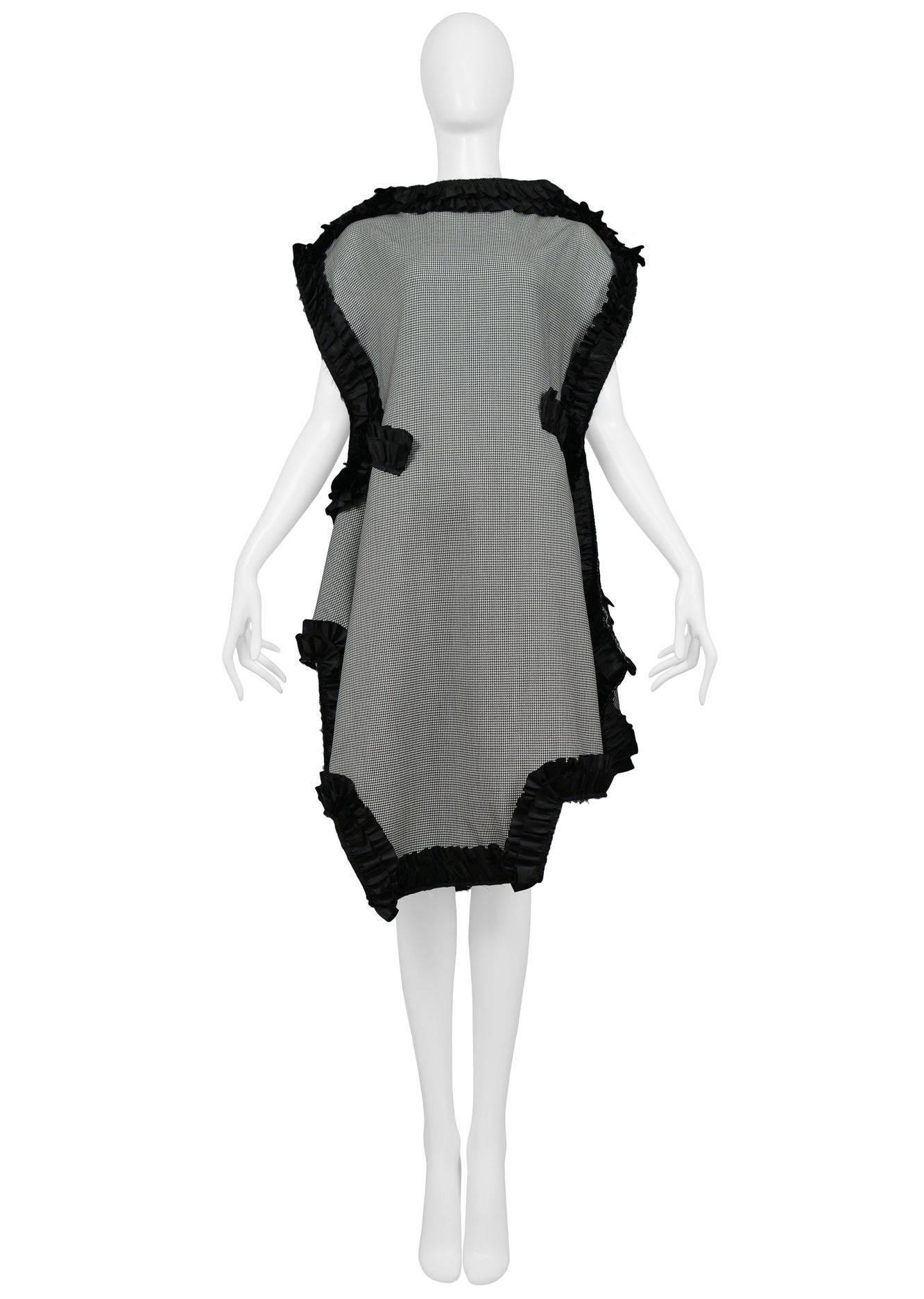 Schwarz-weiß kariertes flaches Tageskleid von Comme des Garcons mit schwarzem Rüschenbesatz. Kollektion 2013.