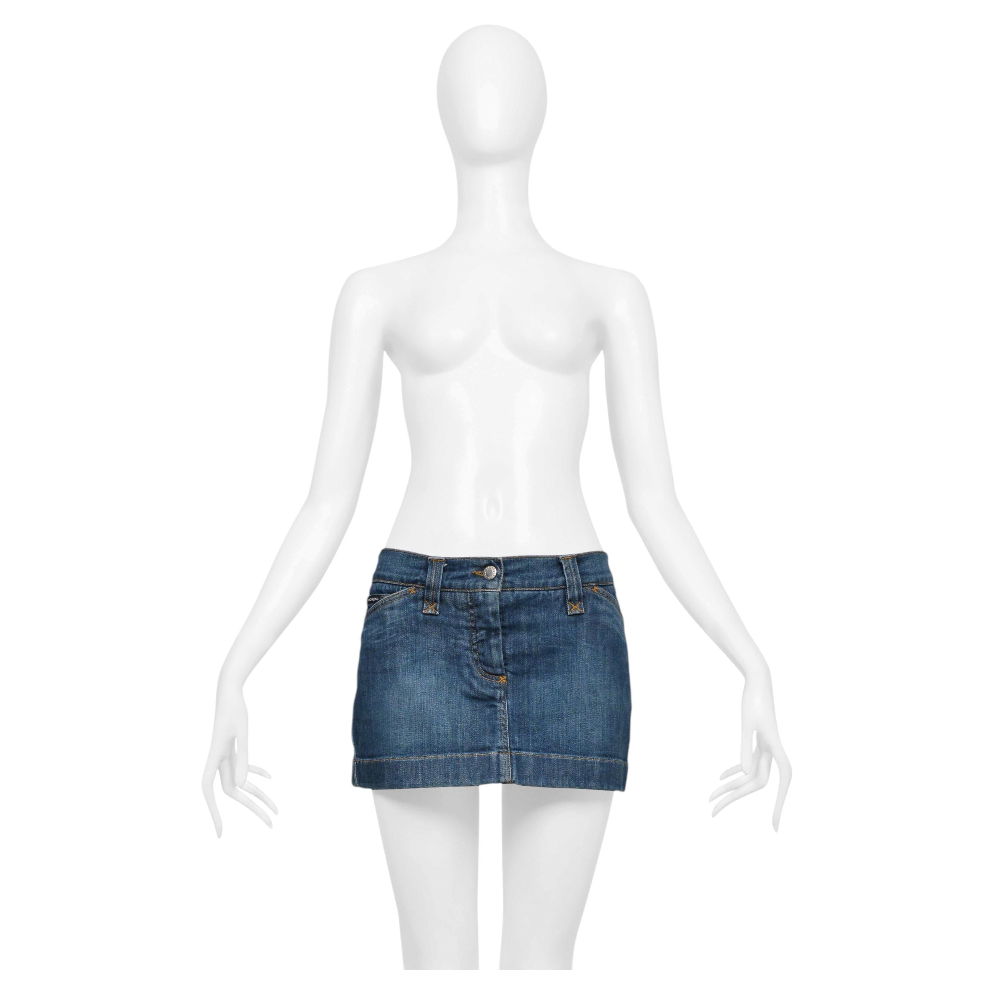 Minifalda supercorta de Dolce & Gabbana en denim azul con flores bordadas de D&G en venta