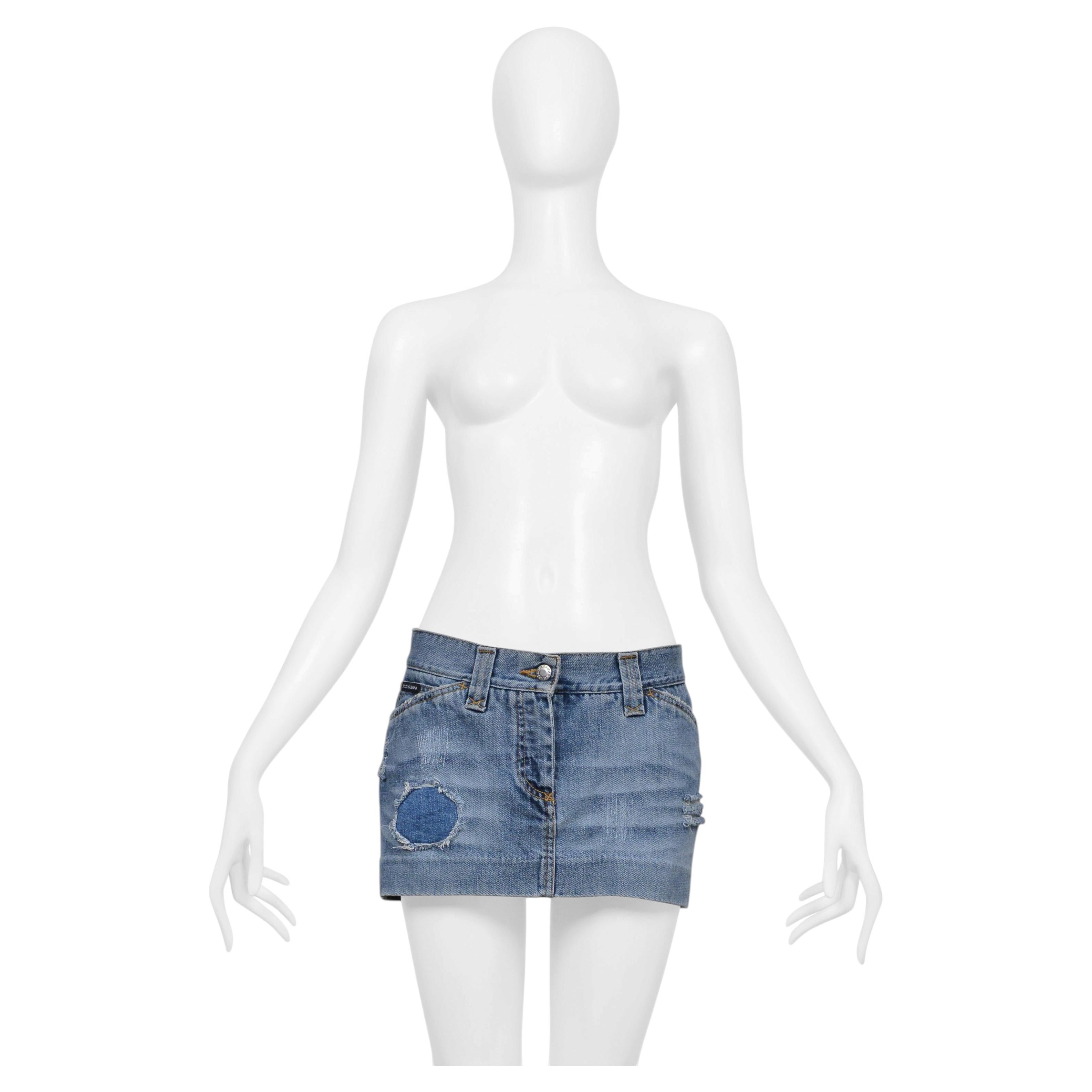Mini-jupe ultra-courte Dolce & Gabbana en denim bleu délavé et effiloché, ornée de strass en vente
