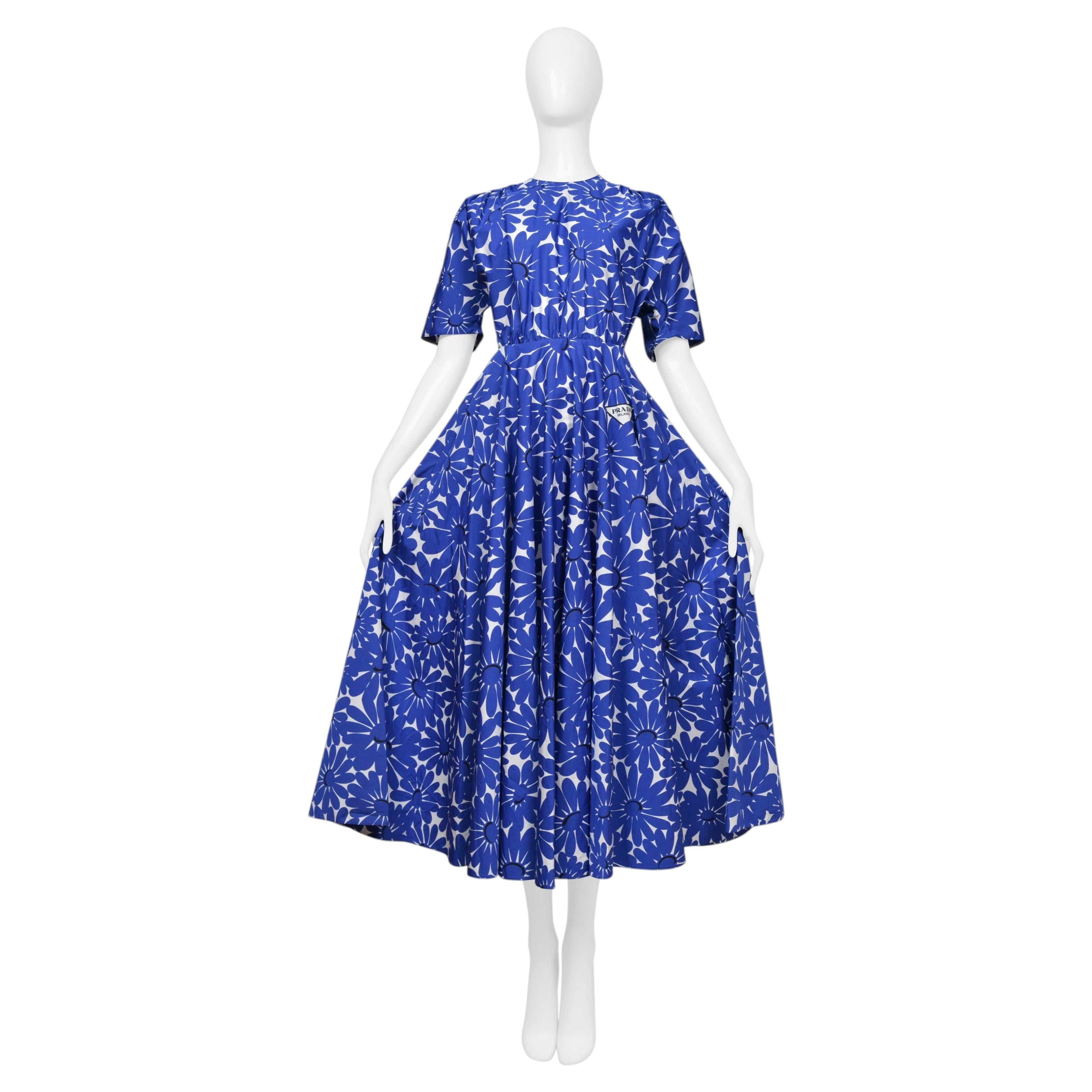 Vestido de popelín de algodón con estampado floral azul de Prada y falda amplia, 2022