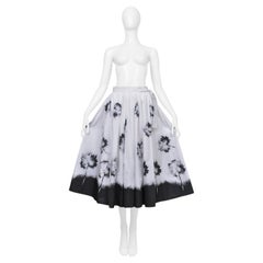 Falda blanca de Prada con flores negras y bajo asimétrico