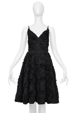 Robe d'été noire « Black » de Plein Sud, avec un décolleté plongeant et des volants finement travaillés