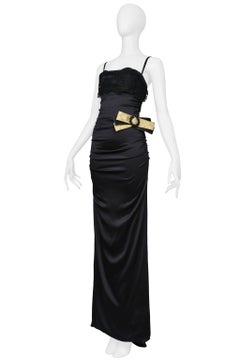 Vestido de noche de satén negro de Dolce & Gabbana con encaje y lazo dorado