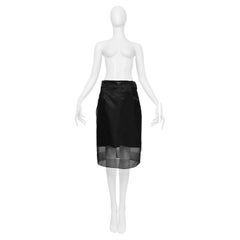 Falda negra de lana de Prada con capa superpuesta de seda transparente