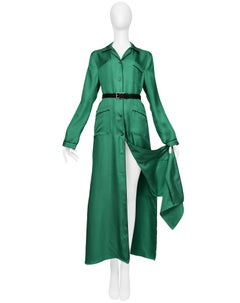 Grünes Seidenkleid im Morgenmantelstil von Prada mit schwarzer Paspelierung und schwarzem Gürtel