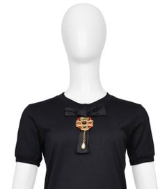 Maglietta nera Dolce & Gabbana con fiocco in raso applicato e croce gioiello