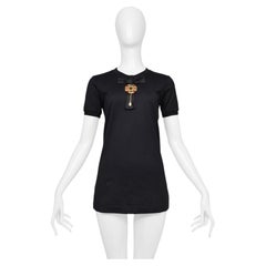 Maglietta nera Dolce & Gabbana con fiocco in raso applicato e croce gioiello