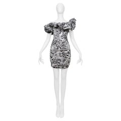 Abito da festa bianco e nero di Alexandre Vauthier con scollo a balze