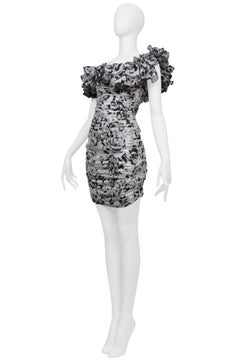 Abito da festa bianco e nero di Alexandre Vauthier con scollo a balze