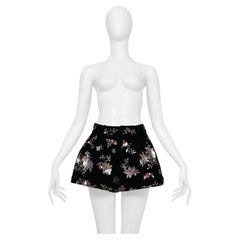 Pantalones cortos de terciopelo negro de Saint Laurent Paris con bordado floral de lentejuelas