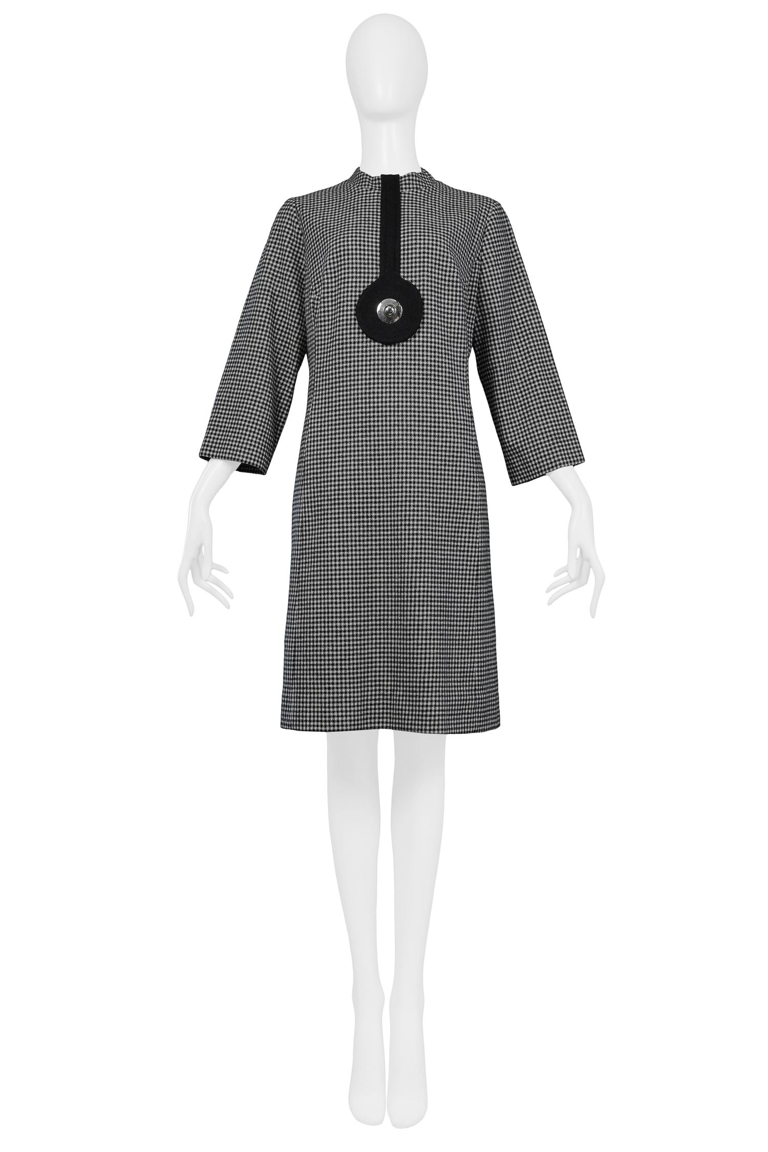 Vintage Pierre Cardin black & white wool houndstooth space age dress featuring 3/4 length sleeves and a high neck with silver metal mod detail. Circa 1968. 

Size: 4/6

Excellent Condition.