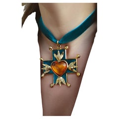 Vintage Yves Saint Laurent Kreuz Anhänger Brosche mit Bernstein Herz und blauem Emaille Vintage Yves Saint Laurent Kreuz Anhänger Brosche mit Bernstein Herz und blauem Emaille