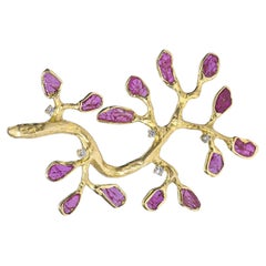 Colgante de lira de oro de 14 quilates con motivo vegetal, rubí en bruto y diamantes