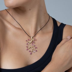 Colgante de lira de oro de 14 quilates con motivo vegetal, rubí en bruto y diamantes