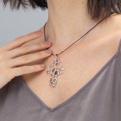 Colgante cruz «Kabirski Vivace» de oro de 14K, con zafiro en bruto y diamantes