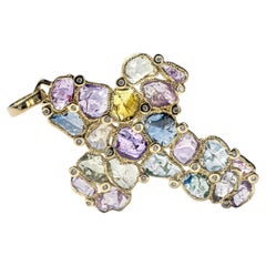 Colgante cruz «Kabirski Vivace» de oro de 14K, con zafiro en bruto y diamantes