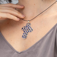 Colgante de cruz de oro de 14 quilates de la marca alemana Kabirski Asmani, con zafiro azul y diamantes