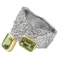 Anillo asimétrico de plata con textura «Kabirski Aviv» de Alemania, con peridotos de talla octogonal