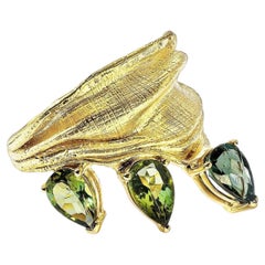 Anillo alemán Kabirski Oya de oro de 14K con textura y turmalina verde de talla pera