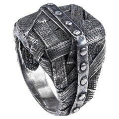 Anillo alemán «Kabirski Gridlock» de plata oxidada con efecto de metal envuelto en capas