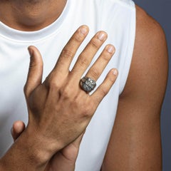 Anillo alemán «Kabirski Gridlock» de plata oxidada con efecto de metal envuelto en capas
