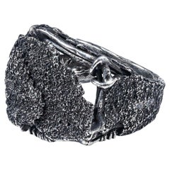 Anello tedesco in argento 925 ossidato con finitura "Kabirski Loom" e texture grezza granulata