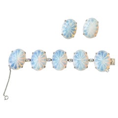 Set Schiaparelli degli anni '60 composto da bracciale in vetro opalino e orecchini a clip, firmato