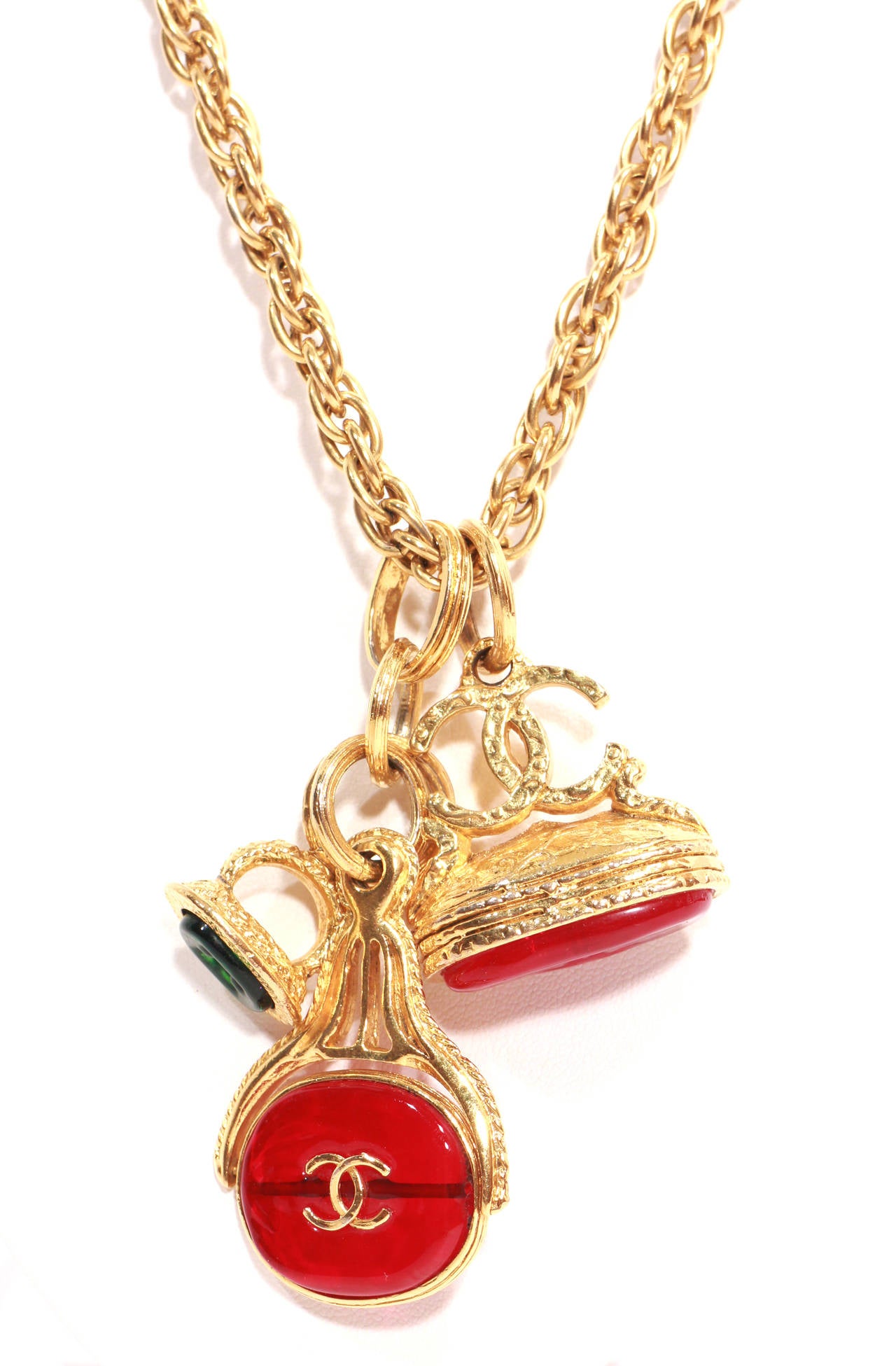 Chanel gold tone long chain necklace with three gripoix charms, red and green.

Excellent condition. Stamped. Pre owned by Regine Zylberberg
