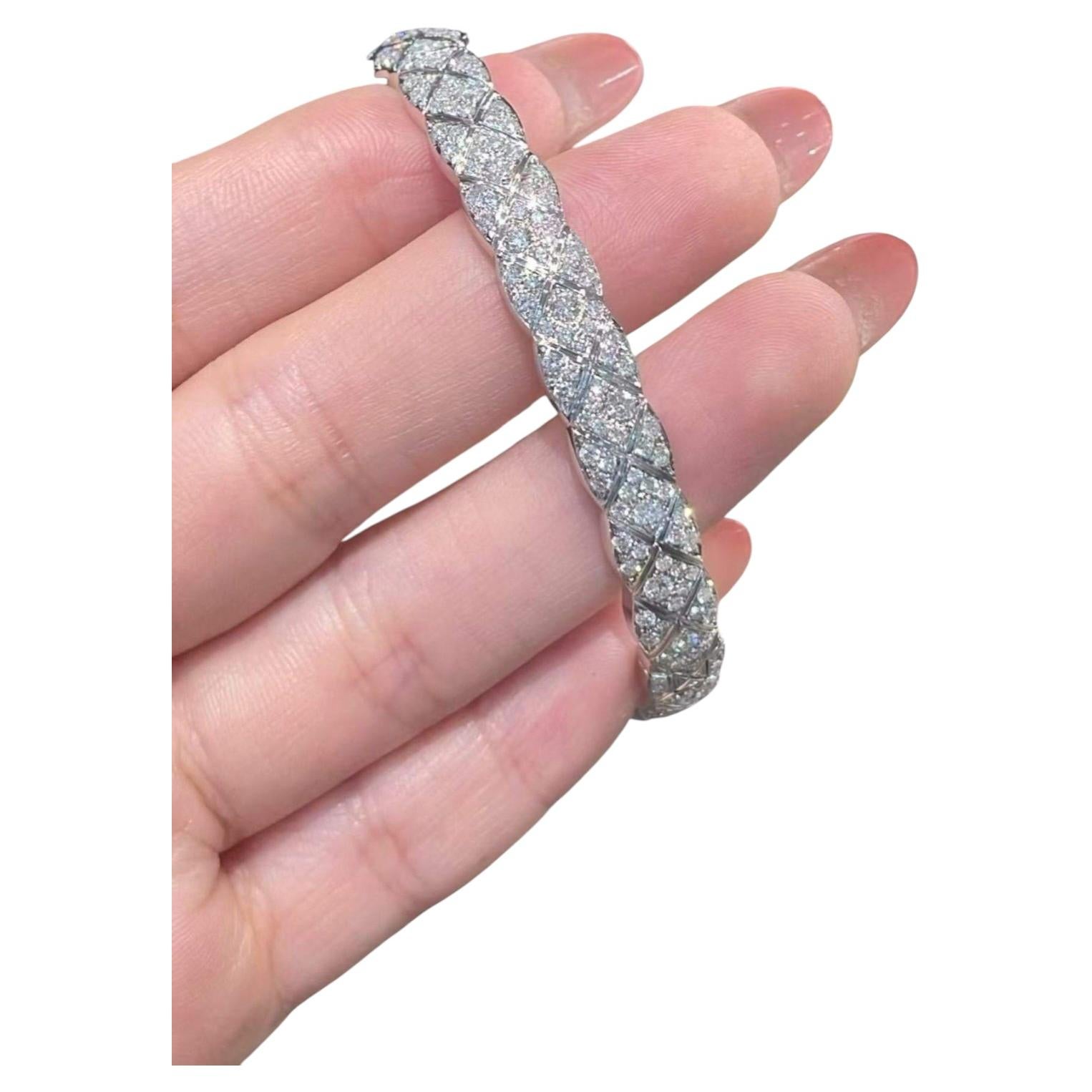 Beautiful Moissanite Bracelet 925 Sterling Silver Bangle Bracelet For Women. For Sale