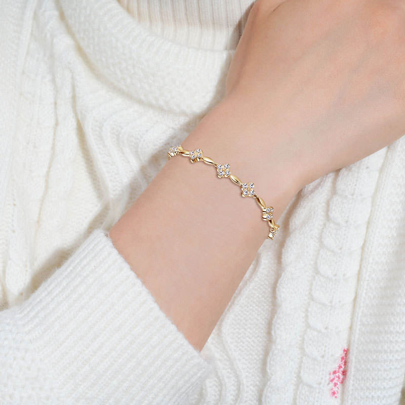 925 Sterling Silver Clover Styled Bracelet Beautiful Chain Moissanite Bracelet. For Sale