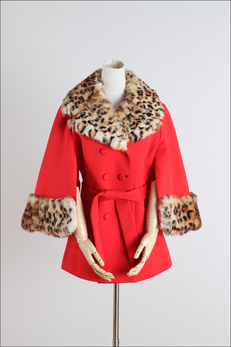 ➳ vintage 1960s cape

* poly knit
* leopard print rabbit fur trim
* acetate lining
* button front
* front pockets
* detached tie belt
* by Lilli Ann

condition | excellent

fits like medium

length 31
