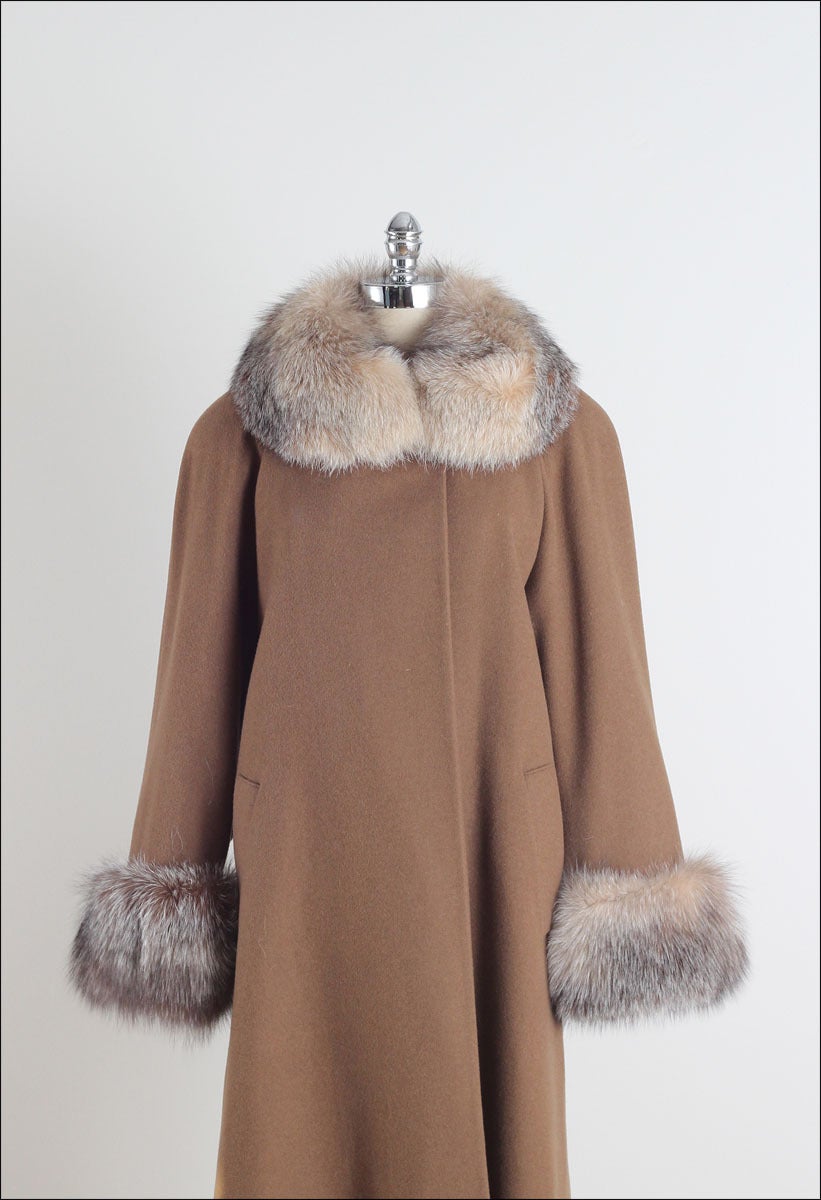 ➳ vintage 1968s coat

* tan wool
* acetate lining
* 100% camel hair/fox fur
* besom pockets
* 2 button front
* new with tags attached
* by Fleurette

condition | perfect

fits like m/l

length 54