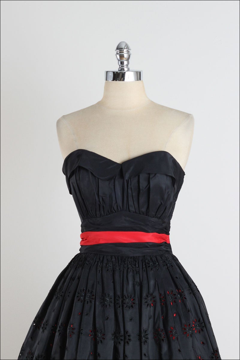 ➳ vintage 1940s dress

* black taffeta
* red acetate lining
* peek-a-boo eyelet lace skirt
* optional spaghetti straps
* shirred waist
* metal side zipper
* by Fred Perlberg

condition | excellent

fits like xs/s

dress length 51