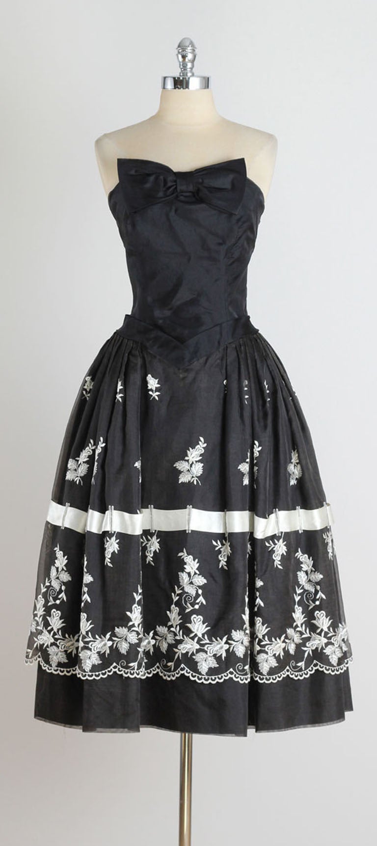 1950's Black Embroidered Organza Strapless Dress For Sale 3