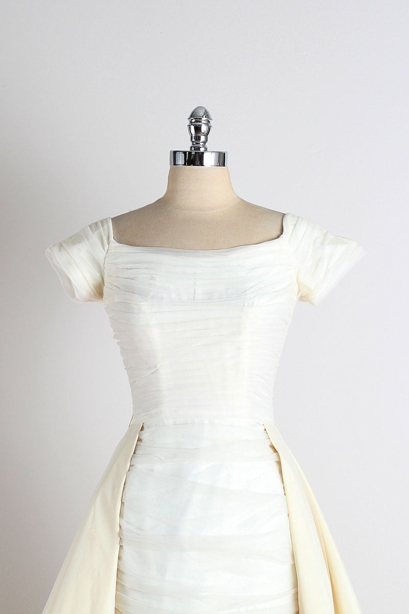 ➳ vintage 1950s dress

* ivory chiffon
* acetate lined bodice
* pellon lined skirt
* boning in bodice
* metal back zipper
* by Miss Kane

condition | excellent

fits like xs/s

dress length 43