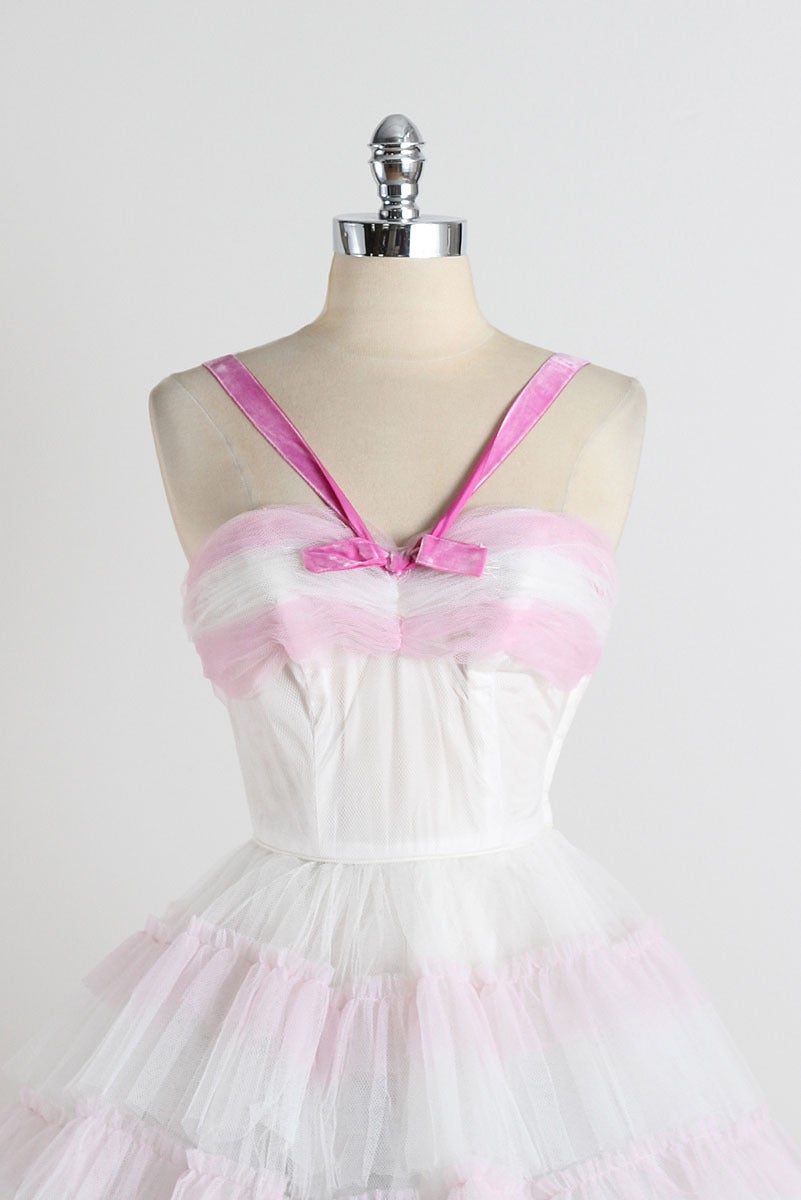 ➳ vintage 1950s dress

* white/pink striped tulle
* acetate lining
* pink velvet straps
* boning in bodice
* metal side zipper
* by Emma Domb

condition | excellent

fits like xs

length 49