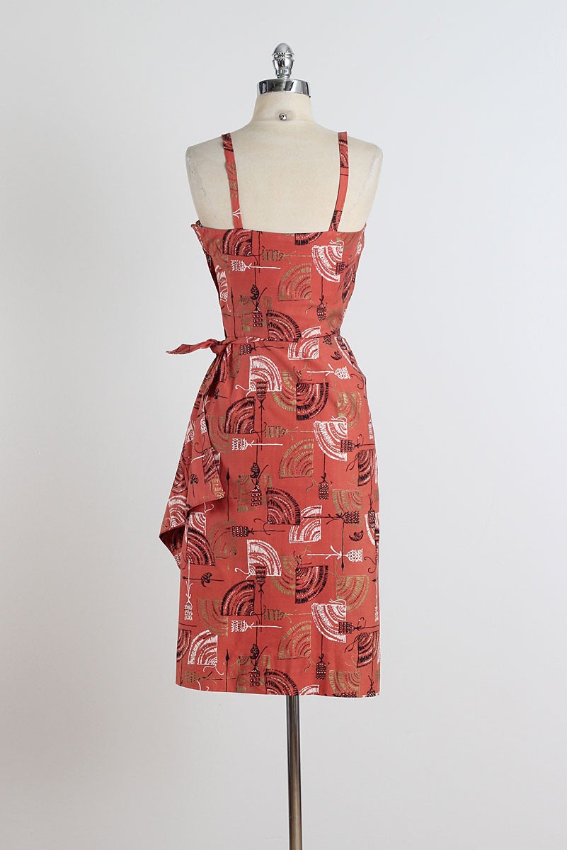 1950s Hawaiian Tiki Print Cotton Sarong Dress In Excellent Condition For Sale In Hudson on the Saint Croix, WI