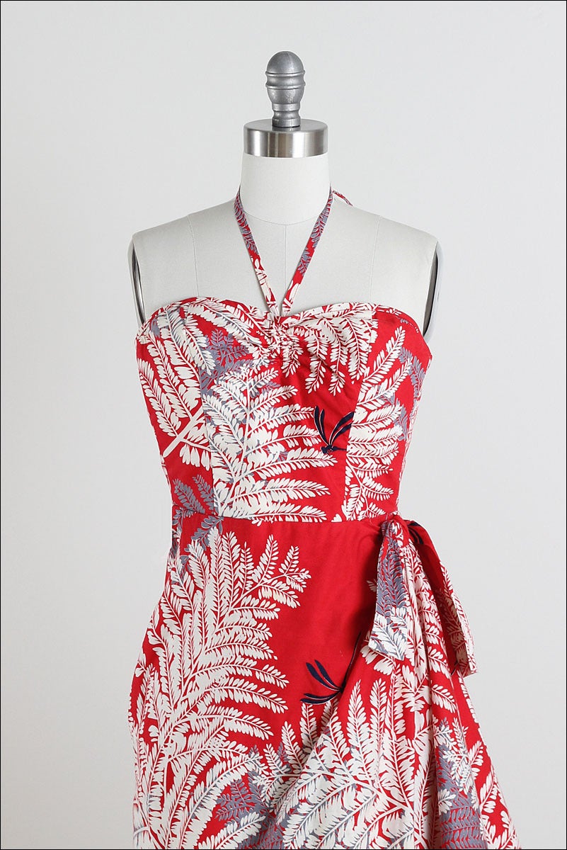 ➳ vintage 1950s dress

* fern/dragonfly print red cotton
* cotton lined bust
* wrap style sarong skirt
* halter strap
* metal back zipper

condition | excellent

fits like xs

length 35