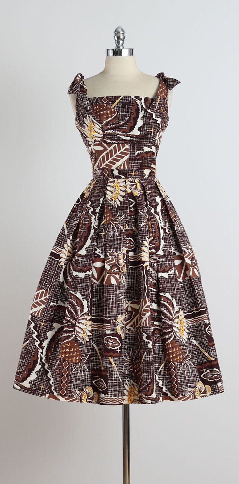 1950s Liberty House Tiki Print Hawaiian Dress In Excellent Condition In Hudson on the Saint Croix, WI