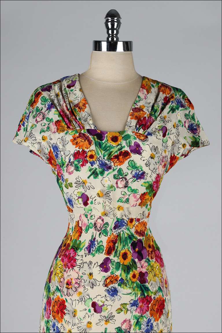 vintage 1930's dress

* floral print silk crepe
* bias cut
* metal side snap closure
* amazing print and condition!
* by designer Jane Engel

condition | excellent

fits like s/m

length 63