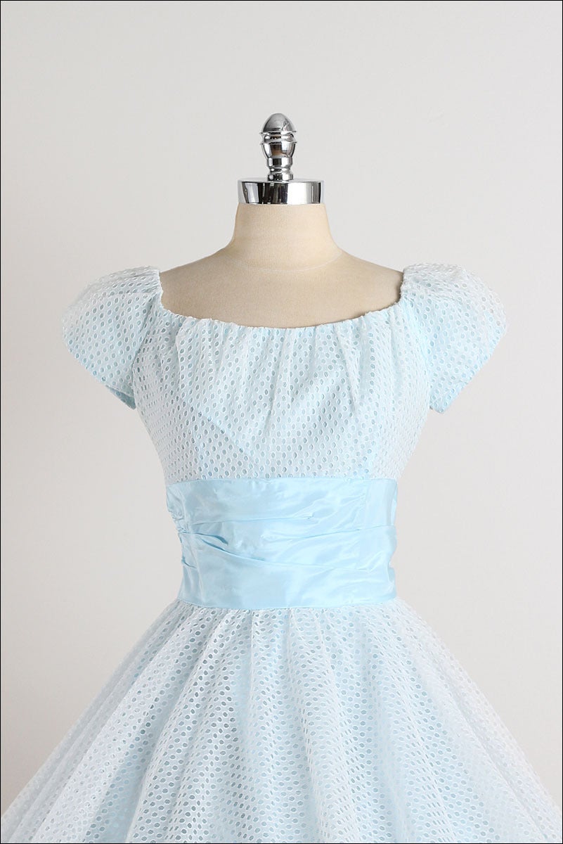 ➳ vintage 1950s dress

* white acetate
* blue tulle skirt layer
* acetate lined skirt/bodice
* shirred waist
* back bow
* metal back zipper
* by Harry Keiser

condition | excellent

fits like large

length 45