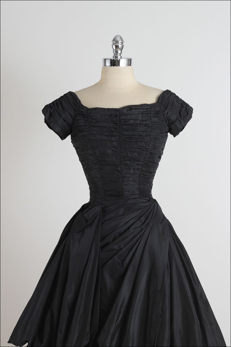 ➳ vintage 1950s dress

* black silk taffeta
* acetate lining
* amazing origami pleating 
* shirred bodice
* metal side zipper
* by Suzy Perette

condition | excellent 

fits like xs

dress length 45