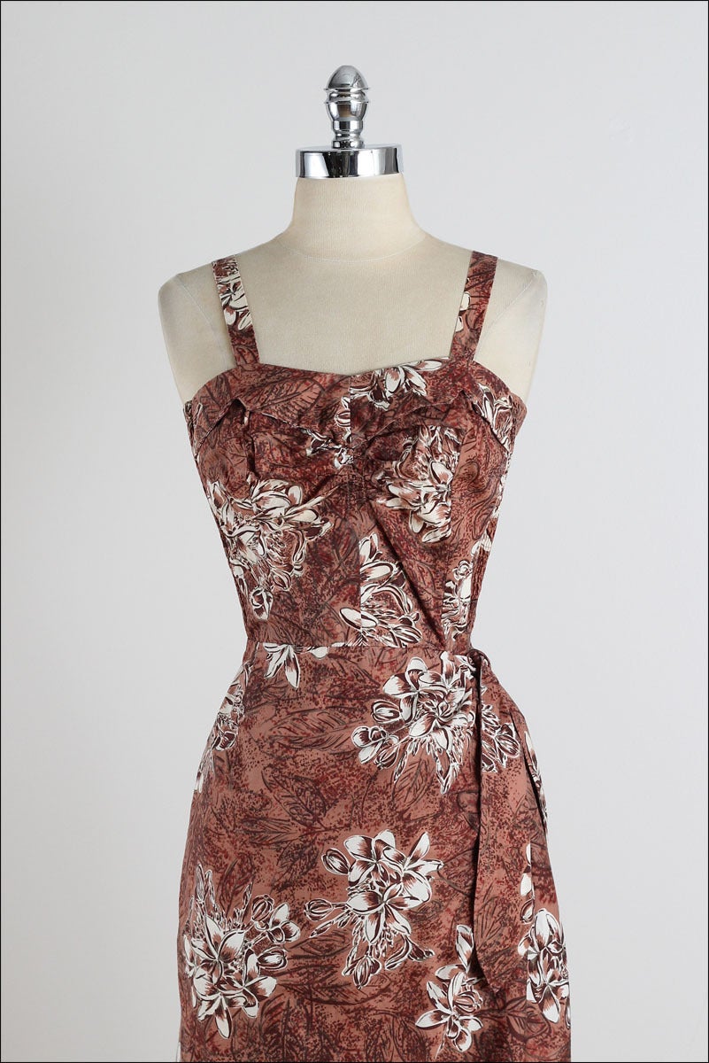 ➳ vintage 1950s dress

* floral print rust cotton
* elastic bodice sides
* wrap style skirt
* adjustable straps
* metal back zipper
* by Shaheen

condition | excellent

fits like medium

length 43