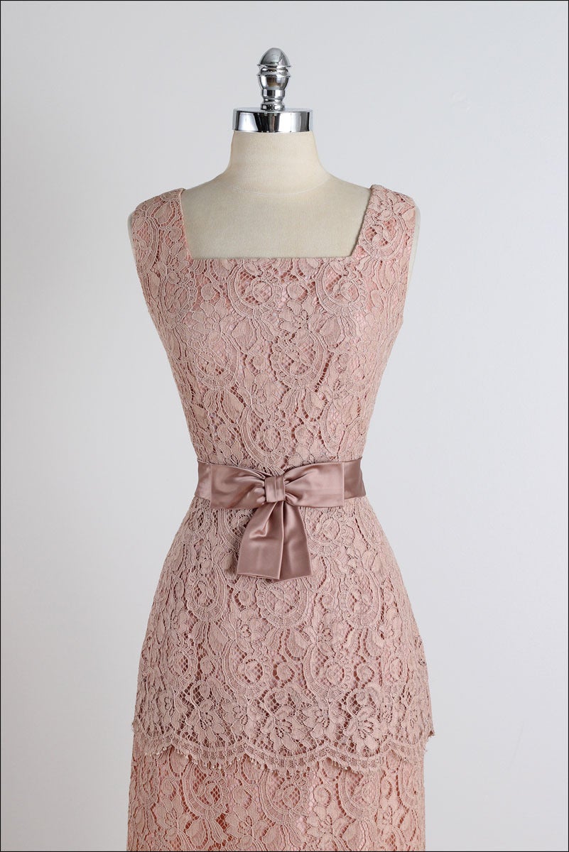 ➳ vintage 1950s dress

* dusty rose floral lace
* acetate linng
* satin bow tie accent
* lace layered skirt
* back zipper

condition | excellent - original zipper has been replaced

fits like m/l

length 41