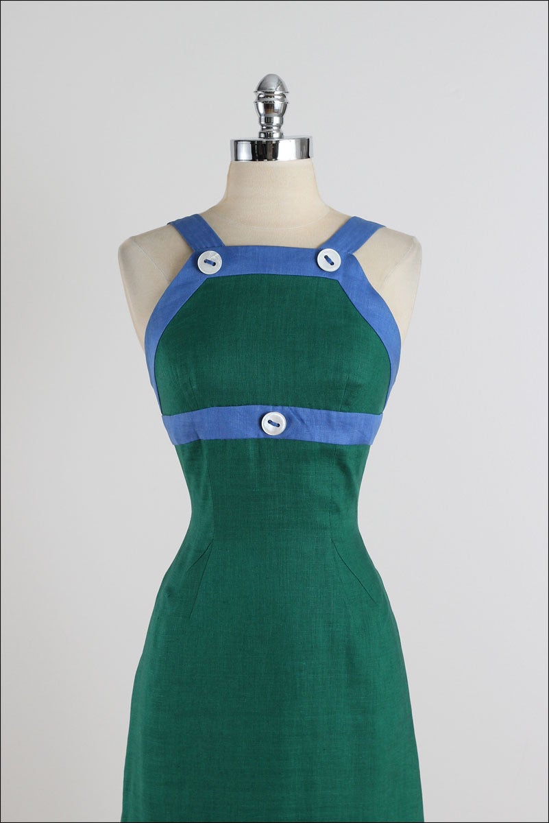 ➳ vintage 1950s dress

* emerald green linen
* blue straps & bodice 
* opal button accents
* metal back zipper

condition | excellent

fits like medium

dress length 43