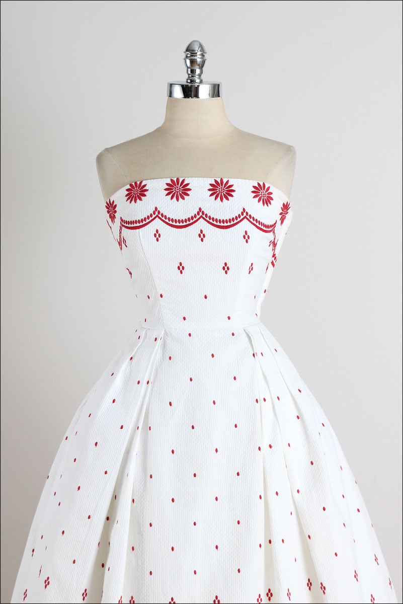 ➳ vintage 1950s dress

* gorgeous white cotton pique
* cotton lining
* red floral embroidery
* metal side zipper
* by Ruth Chagnon

condition | excellent 

fits like small

dress length 37